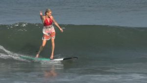 chicas-con-tacones-surfeando