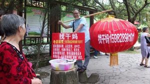 hombre-busca-mama-adoptiva