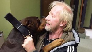 hombre-reencuentro-perro-tres-anos-desaparecido_MDSIMA20141210_0319_21