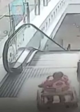 Video: El impactante momento en que un bebé cae por una escalera