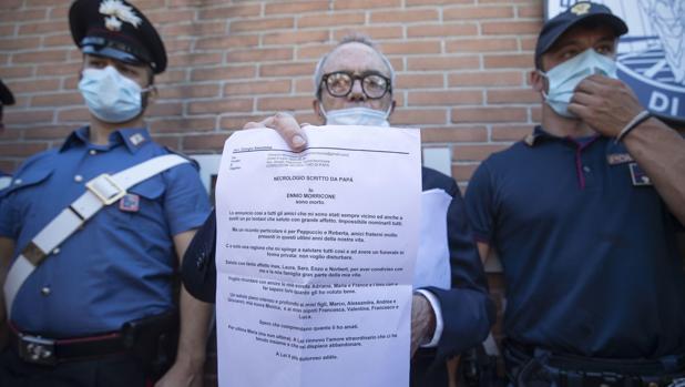 Giorgio Assumma, abogado de Ennio Morricone, muestra la carta de despedida del compositor a las puertas del hospital de Roma en el que ha fallecido