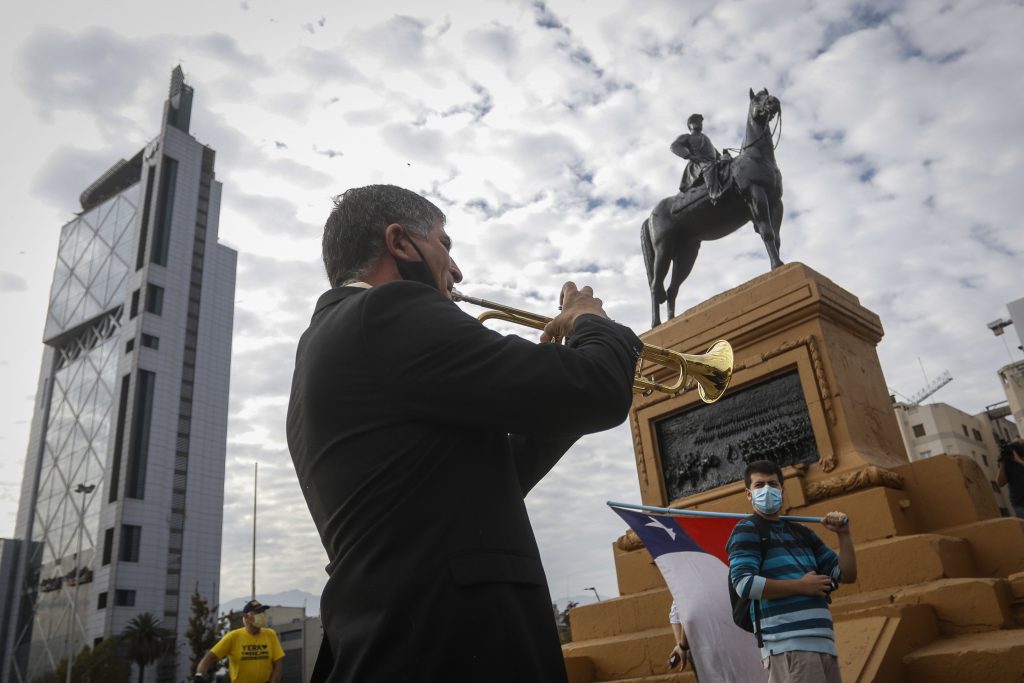 Ex Militares Rinden Homenaje Al Monumento Del General Baquedano