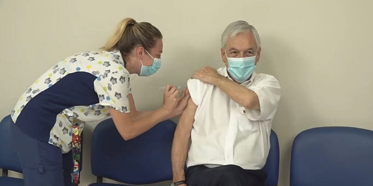 Piñera recibe segunda dosis de vacuna