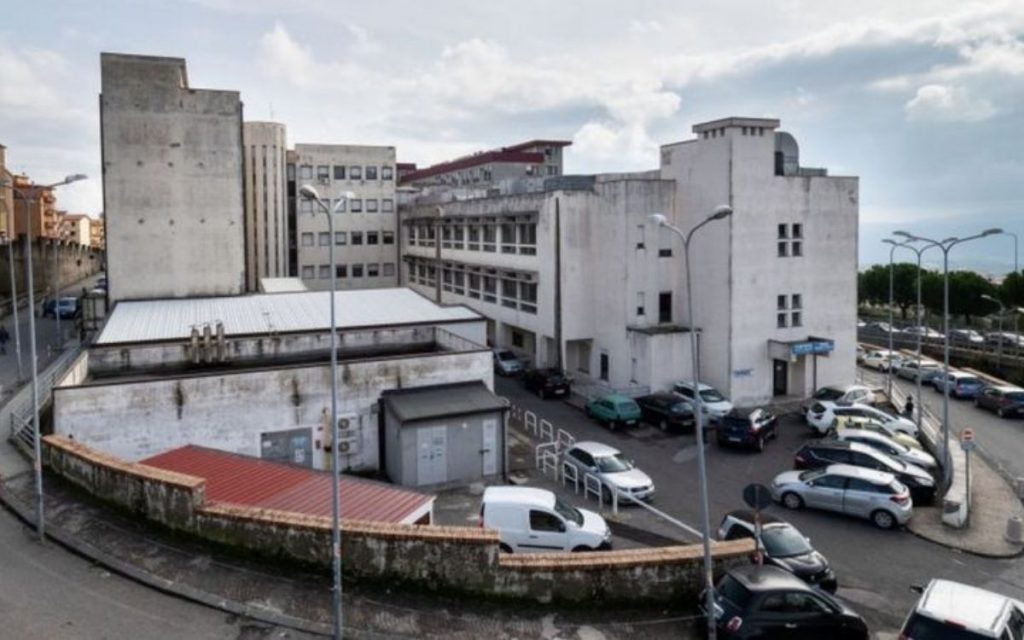 hombre falta al trabajo