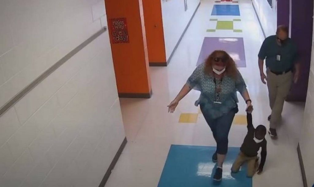 Profesores Arrastran A Niño