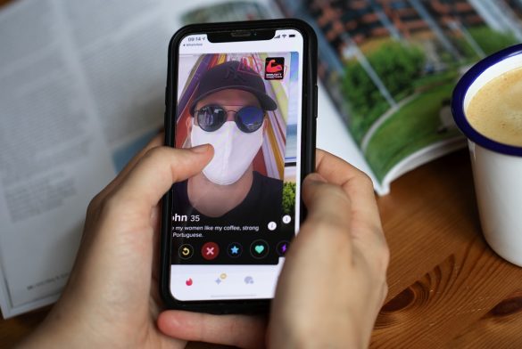 Estudio asegura que los chilenos le tienen fe a Tinder