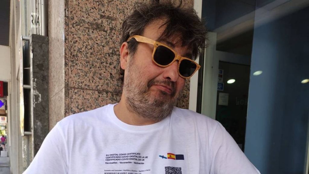 Creativo: Emprendedor hace polera con "Pase de Movilidad" para entrar a bares