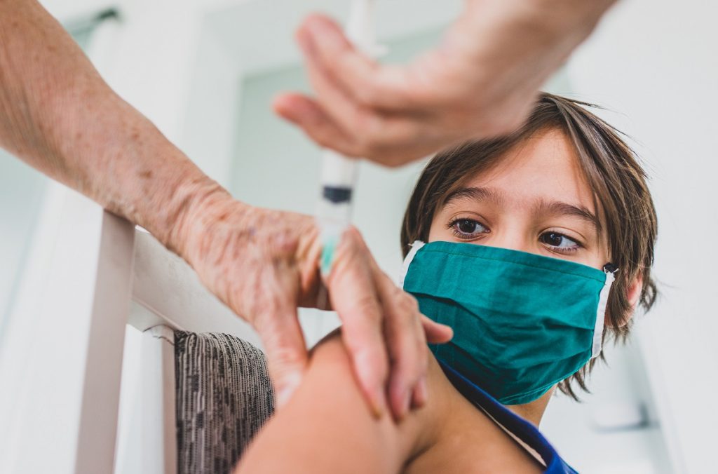 Ministro Enrique Paris se refirió a vacuna de menores de 11 años