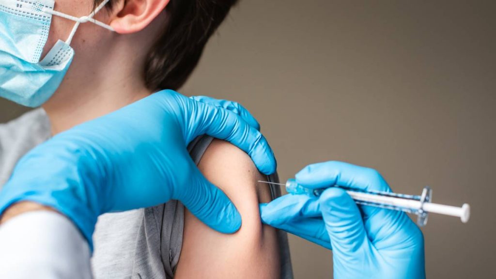 Sociedad Chilena de Pediatría: "La vacuna es muy segura y no tiene efectos adversos importantes, salvo dolor"