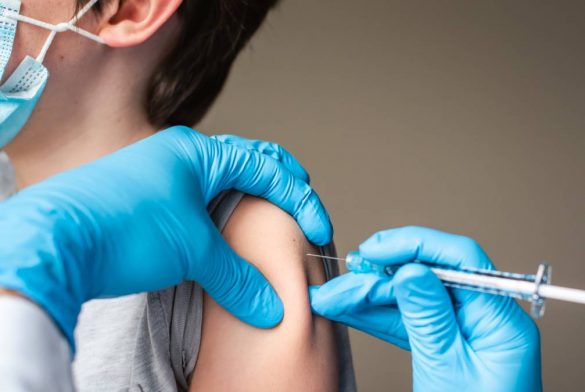 Sociedad Chilena de Pediatría: "La vacuna es muy segura y no tiene efectos adversos importantes, salvo dolor"