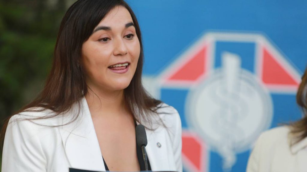 ¿Por qué renunció Izkia Siches al Colegio Médico?