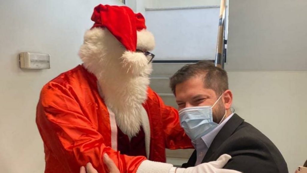 Santa Cool Gabriel Boric