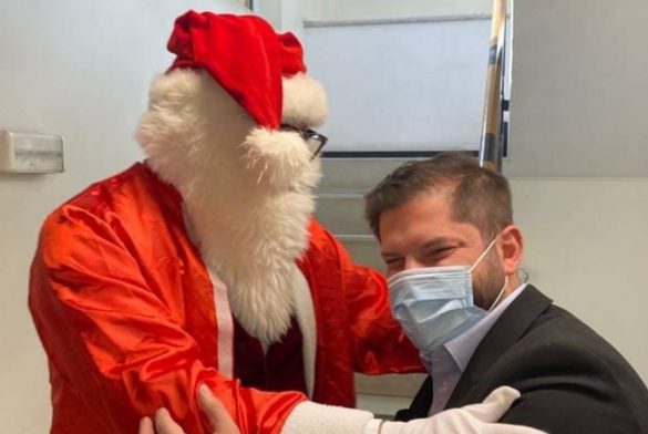 Santa Cool Gabriel Boric