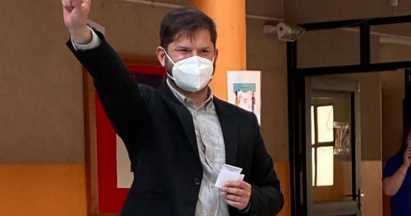 Gabriel Boric llegó a su natal Punta Arenas a votar — RadioActiva 92.5