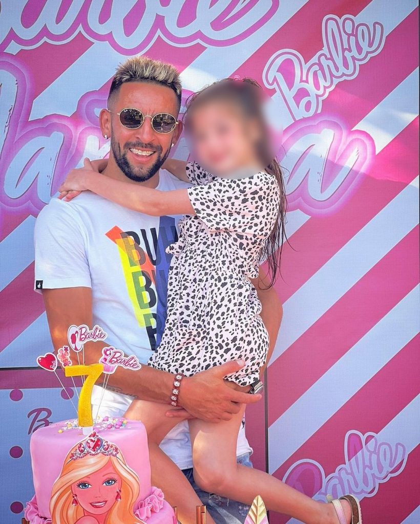 Mauricio Isla Y Su Hija Mayor