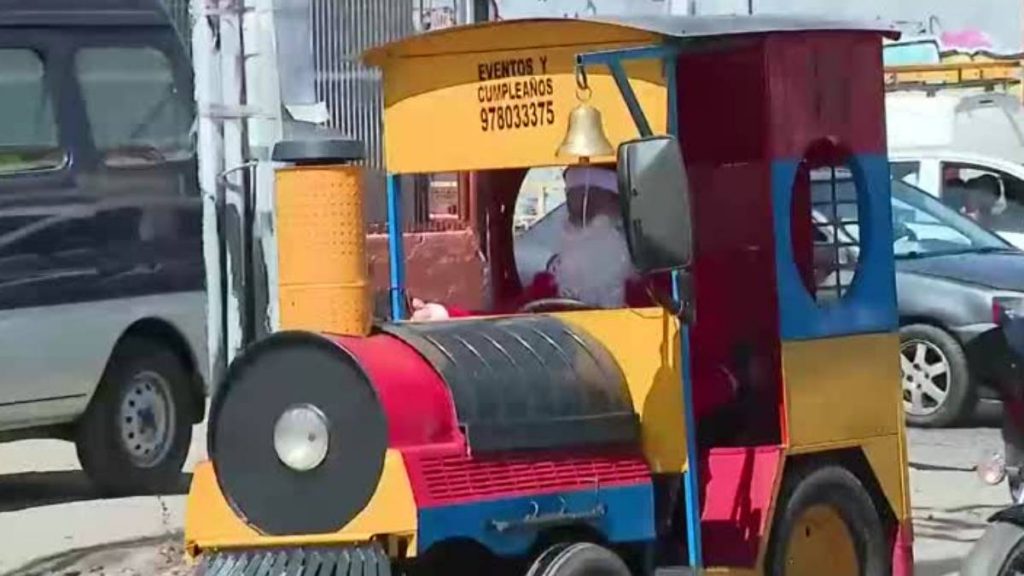 Llegó A Votar Vestido De Viejito Pascuero