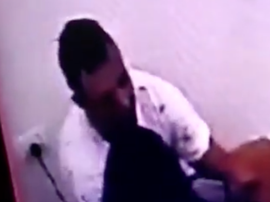 Jueza besa a delincuente