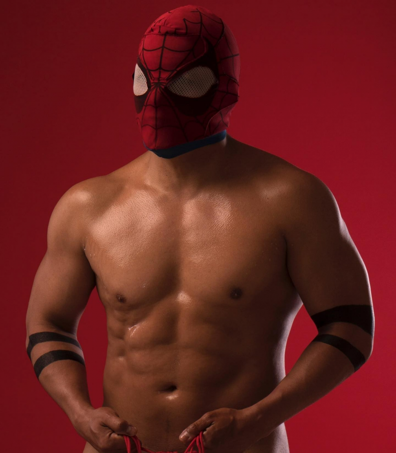 Sensual Spiderman donó 10 palitos recaudados en el "OnlyFans chileno