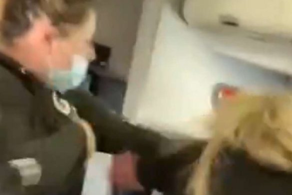 Mujer agrede a azafata