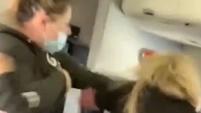 Mujer agrede a azafata