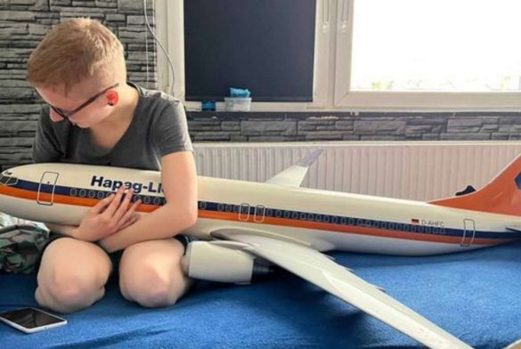 Chiquilla enamorada de avión