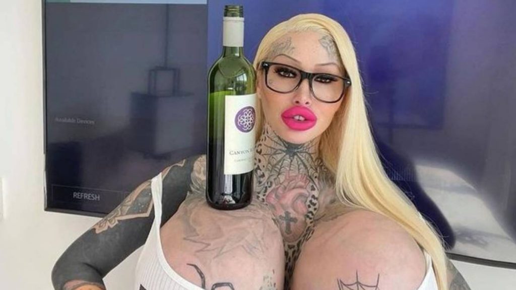 Influencer expulsada de avión por "pechos grandes"