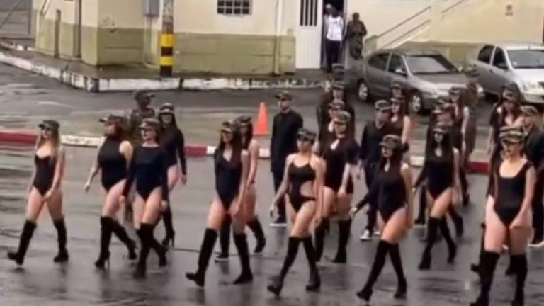 Desfile de moda en el ejército