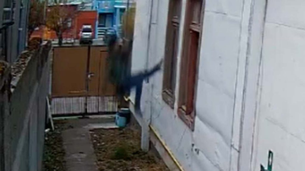 Jetón se escapa de Prostíbulo