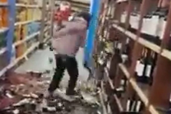 Viral: Chiquilla destruye cientos de botellas de vino tras ser despedida