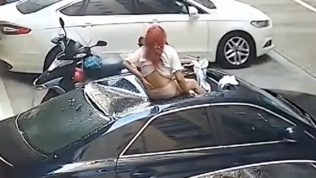 Chiquilla Cae Por Culpa Del Delicioso