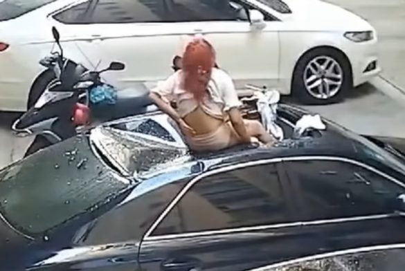 Chiquilla Cae Por Culpa Del Delicioso