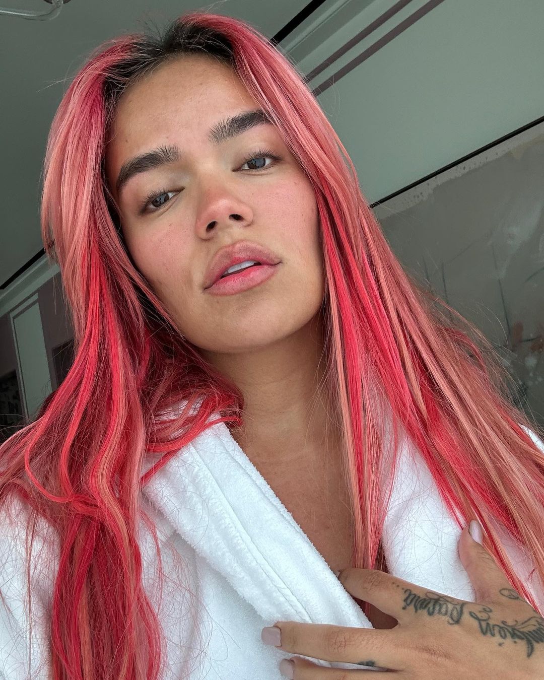 ¡No se quedó callada! Karol G arremete contra revista por excesivo