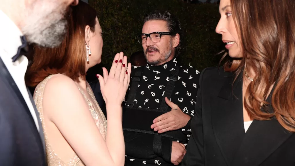 Pedro Pascal Cabestrillo Golden Globes