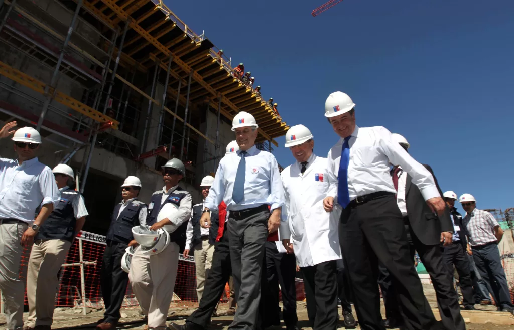 Presidente Visita Obras Del Hospital De Talca destruidas por el terremoto en 2010