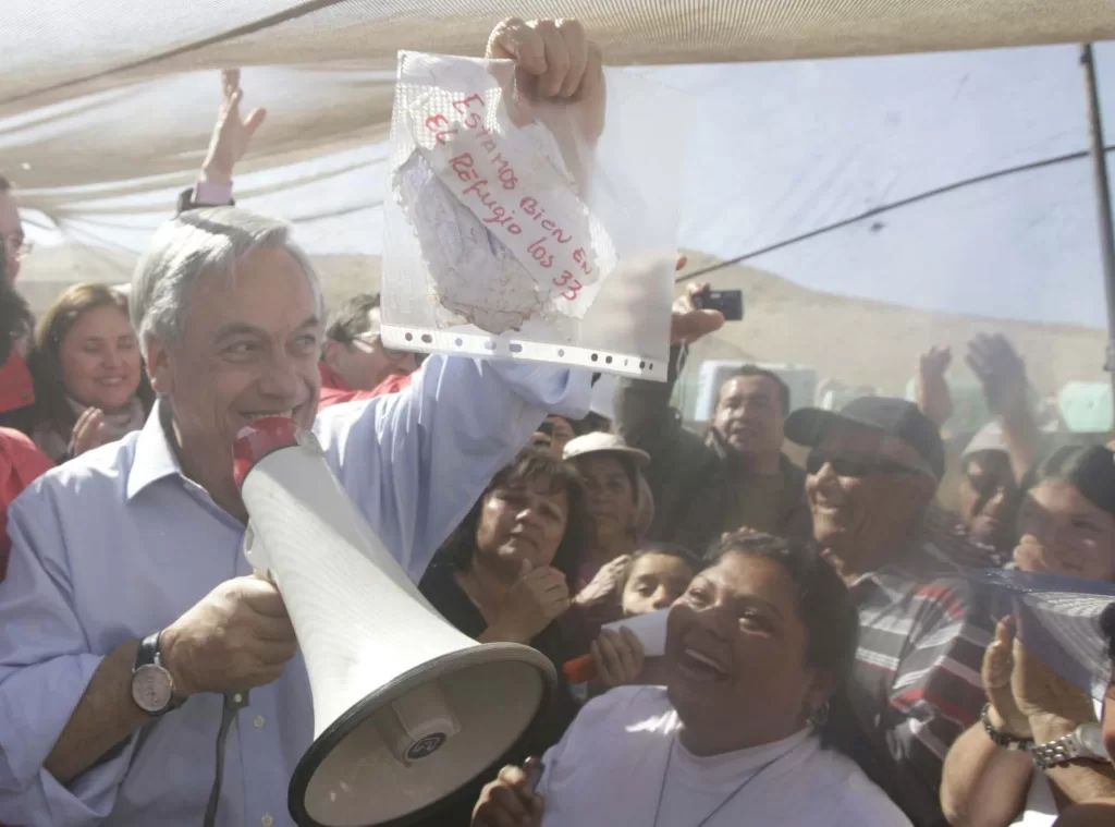 Sebastián Piñera muestra carta de los mineros "Estamos bien en el refugio los 33" / Fuente: Agencia Uno