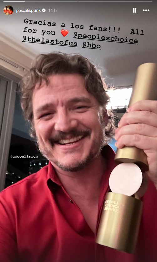 Historia de Instagram de Pedro Pascal con su premio de los People's Choice Awards