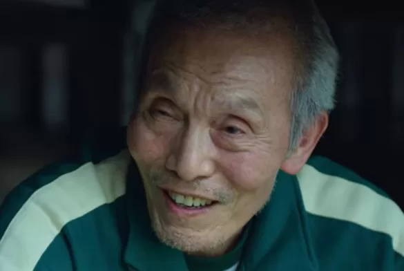 Juego Del Calamar Squid Game Viejo Anciano Condenado Acoso Beso Mejilla Abrazo Netflix Hola