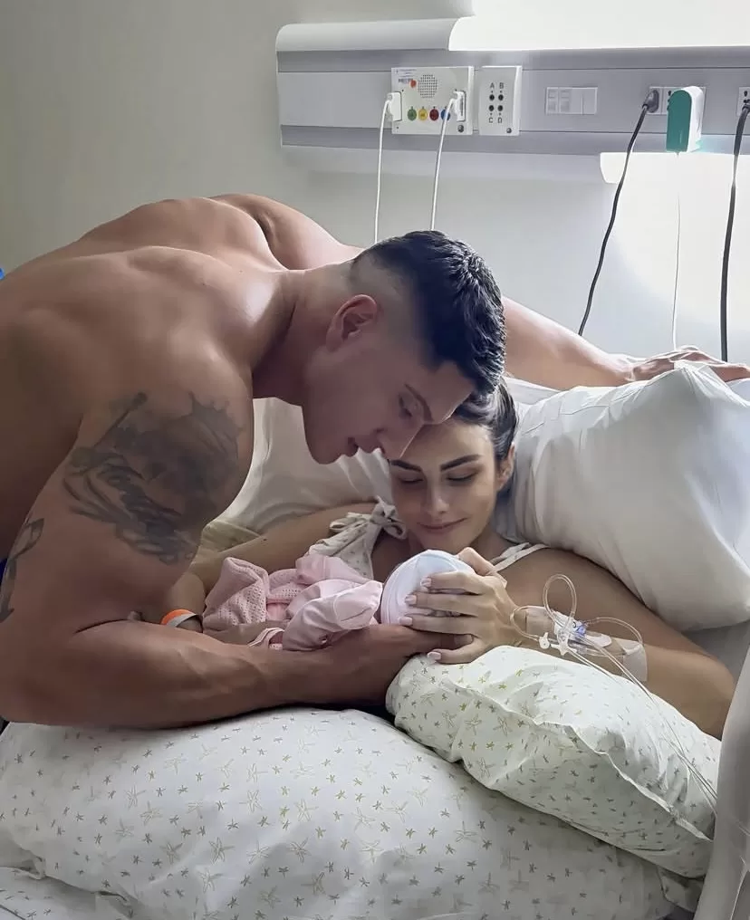 Fotografía de Sammis Reyes junto a Emilia Dides y su hija. Créditos: Instagram de Emilia Dides