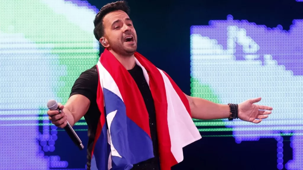 Luis Fonsi Con La Bandera De Chile. Créditos 24hrs