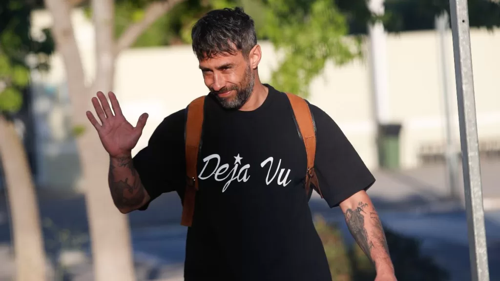 Jorge Valdivia A Los Besos Con Misteriosa Mujer