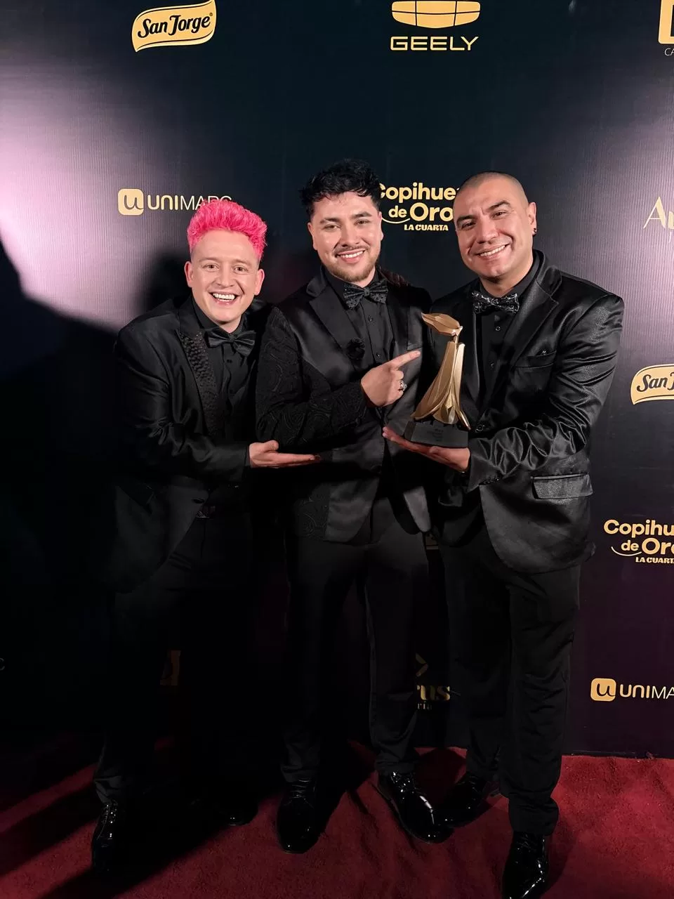 Vamo A Calmarno se lleva el Copihue de Oro